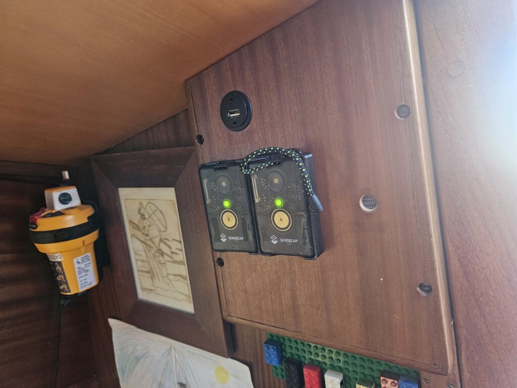 Meshtastic T1000-e charging station