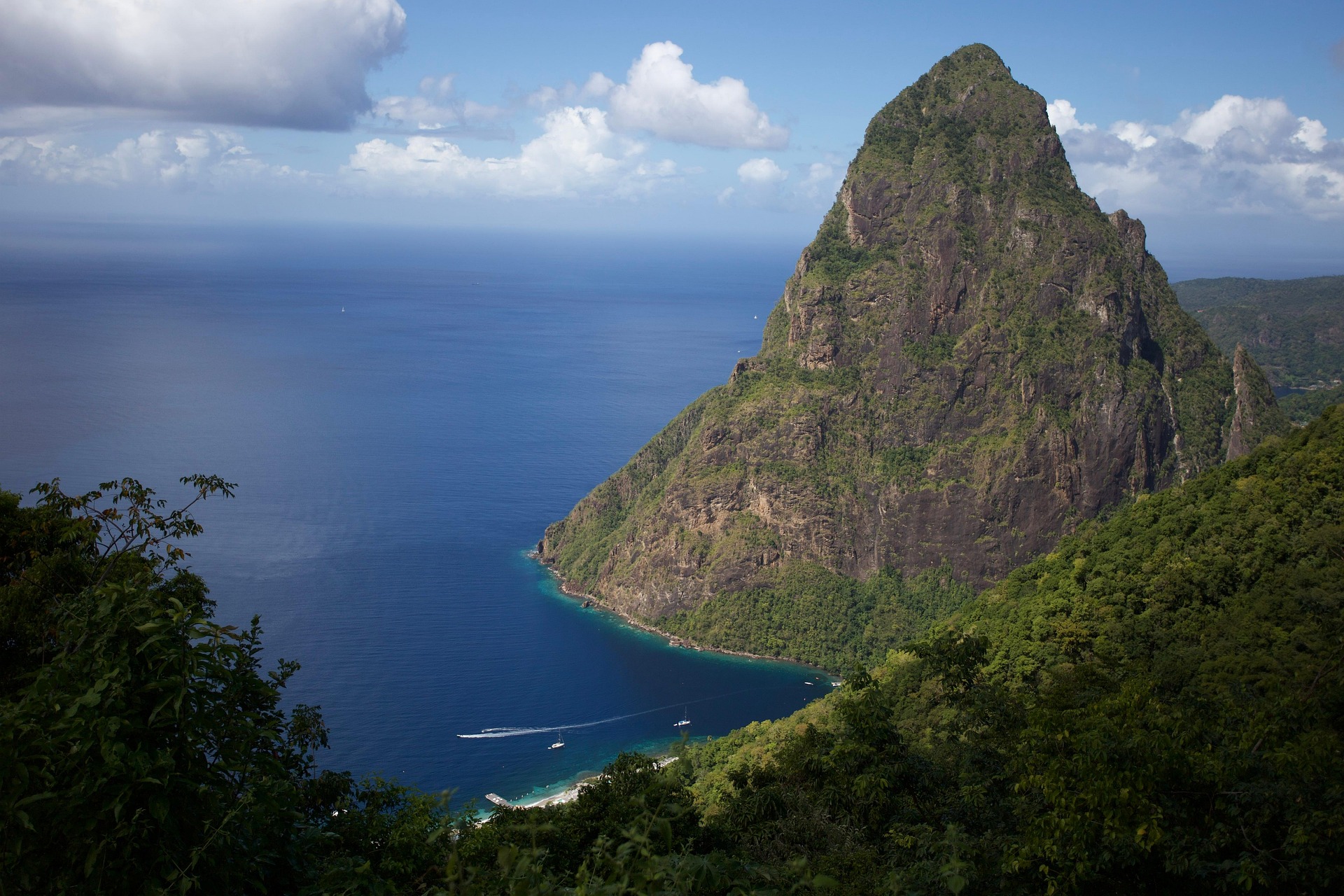 7 Best Anchorages in Saint Lucia – Rated by Liveaboard Cruisers